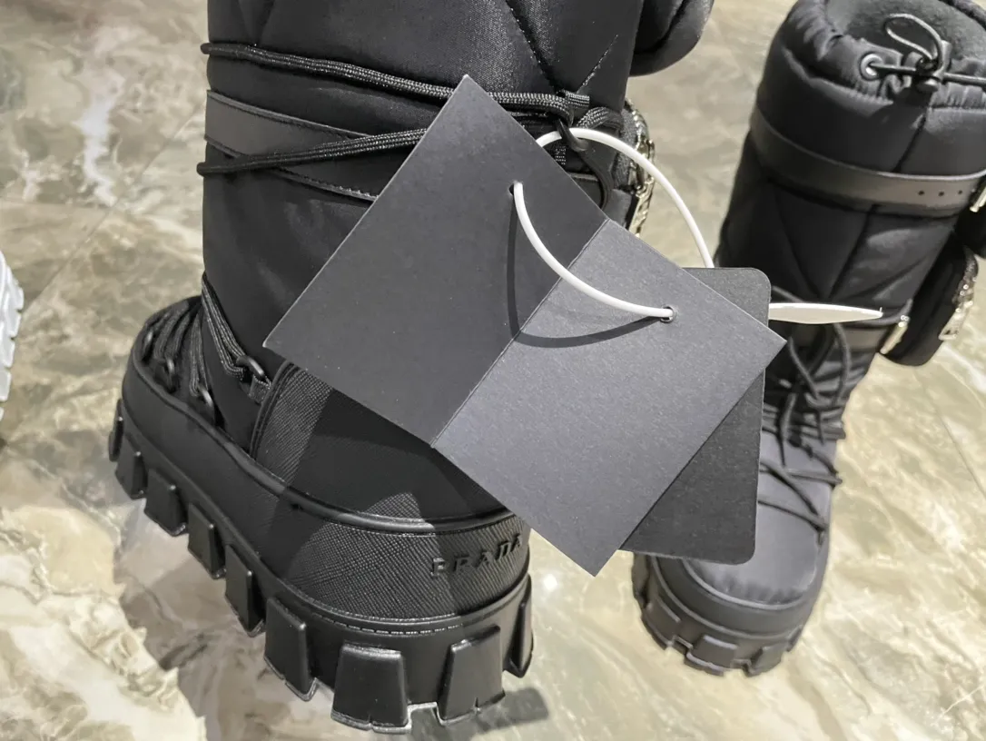 👟👟Ex-factory price 880👟👟 The highest version on the market, Prada's king style, snow boots, ski boots, chubby, so cute and cute →_→ From the Prada limited series, unique. Shiny nylon Oblique upper with criss-cross straps for an ideal fit. The boots are made of technical fabric and have a short-cut version. They can be worn in the city or in the mountains. They make the calves slimmer, taller, warmer and have a concave shape. The boots and soles use the original waterproof effect. The size is 35-40. 41Customized